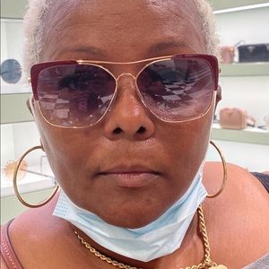 Meet your Posher, Deniece